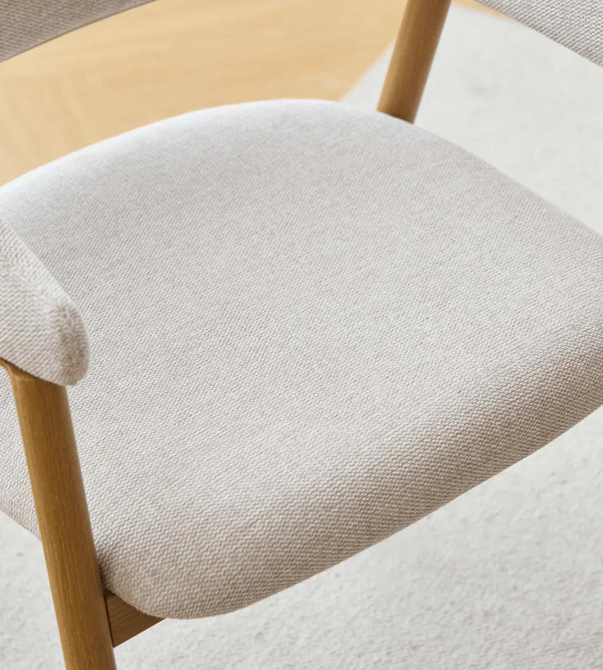 Close-up van de beige textiel zitting van de Ebba stoel