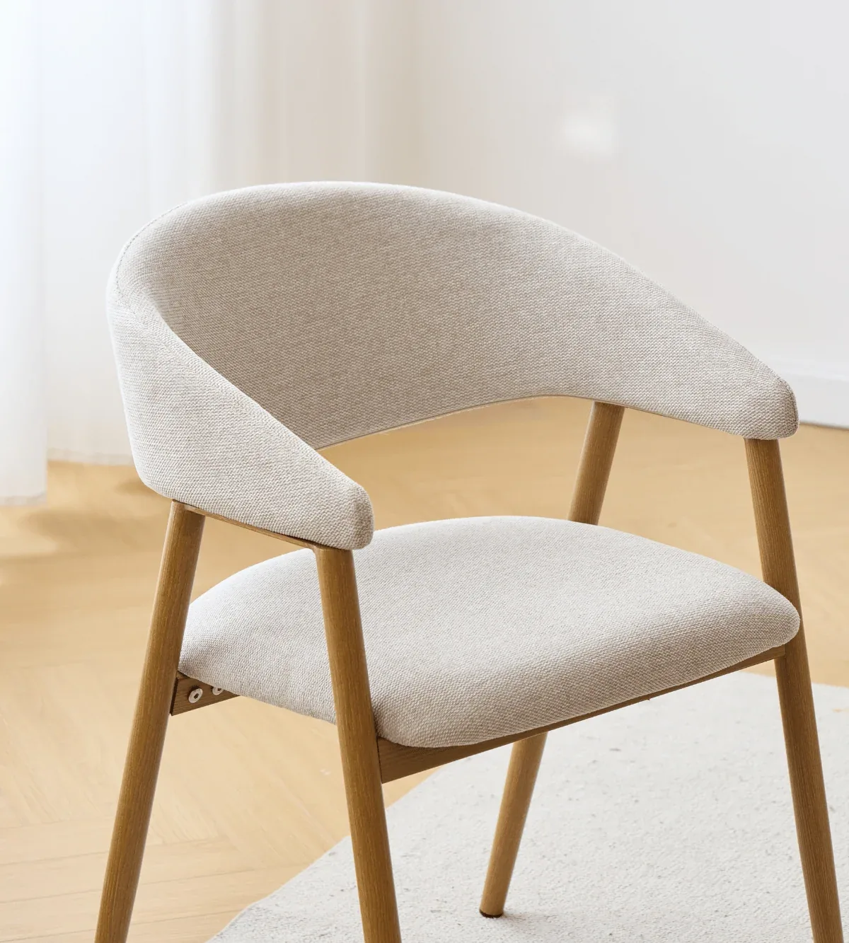 Detail van rugleuning en eikenlook poten van de Ebba stoel