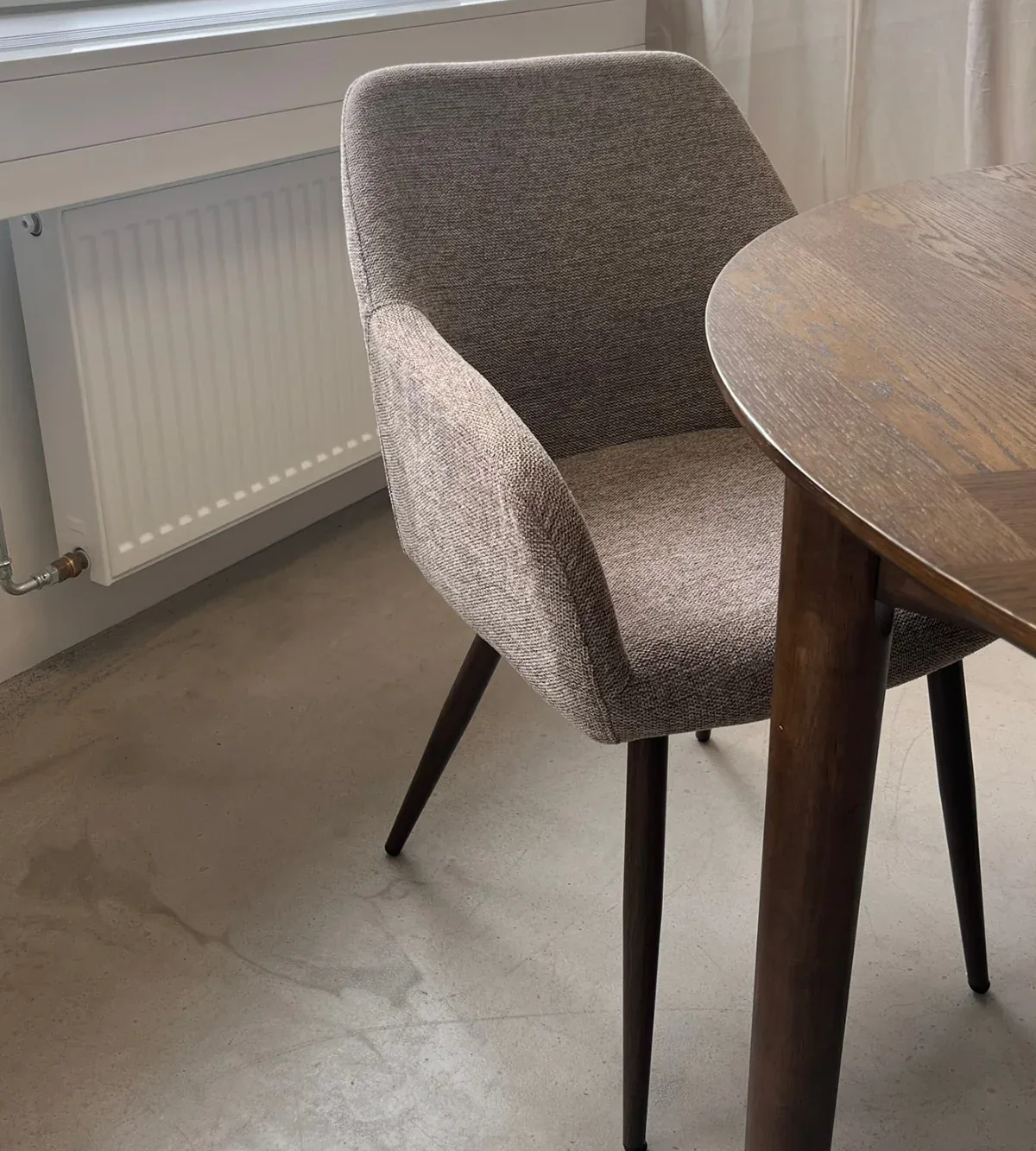 Jenna eetkamerstoel zand aan een ronde eettafel