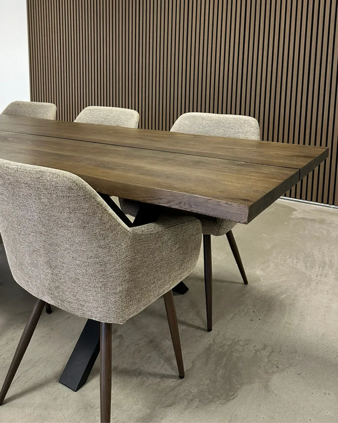 Jenna eetkamerstoelen aan een houten eettafel