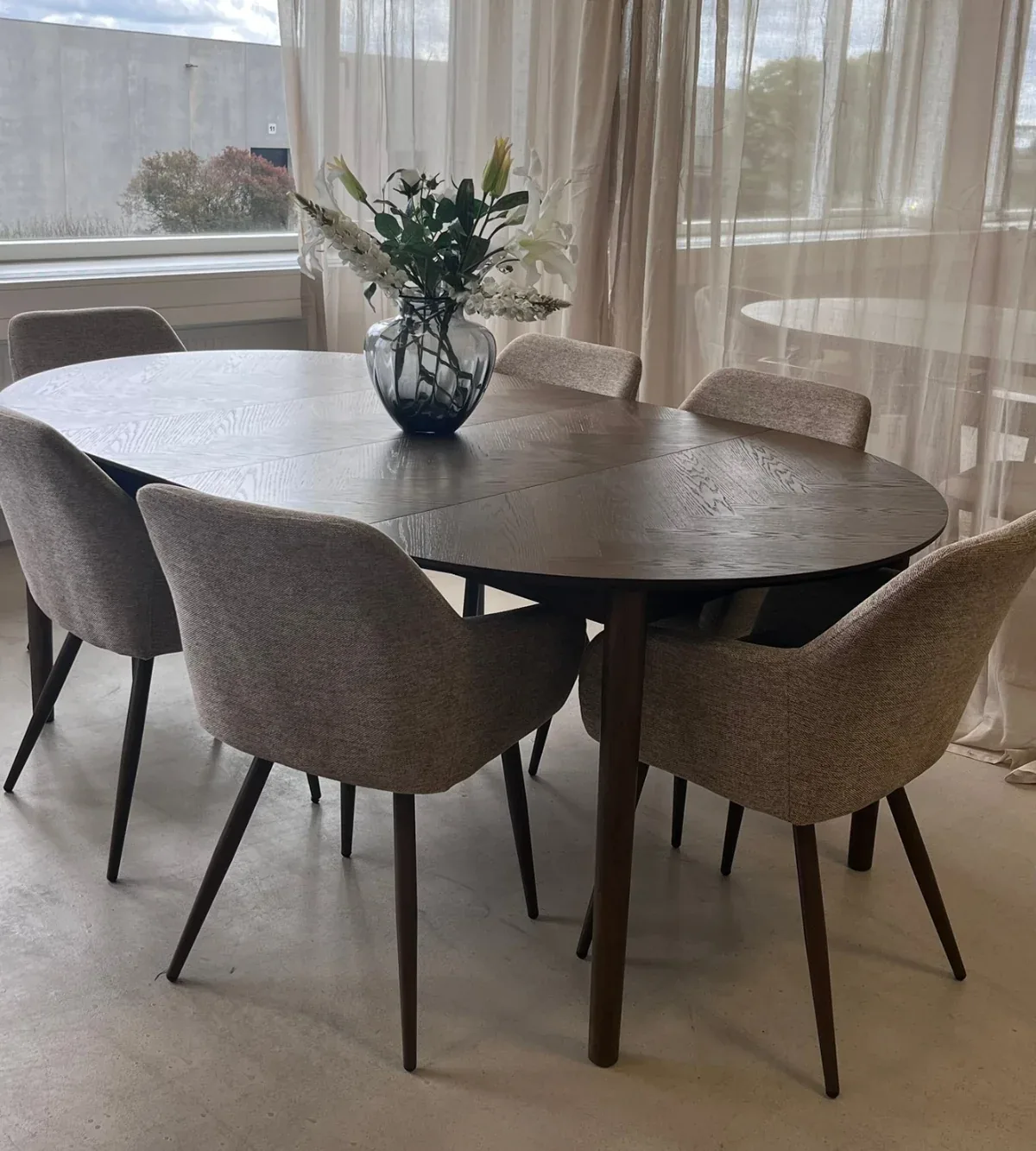 Zes Jenna eetkamerstoelen rond een ovale eettafel