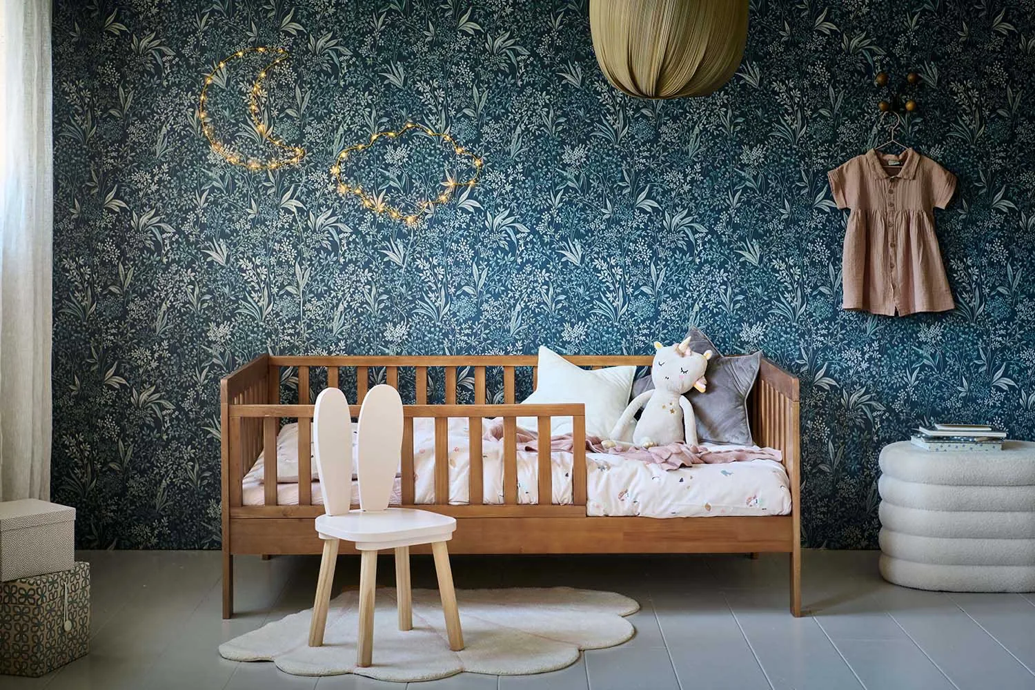 PLUME peuterbed walnoot in een kinderkamer