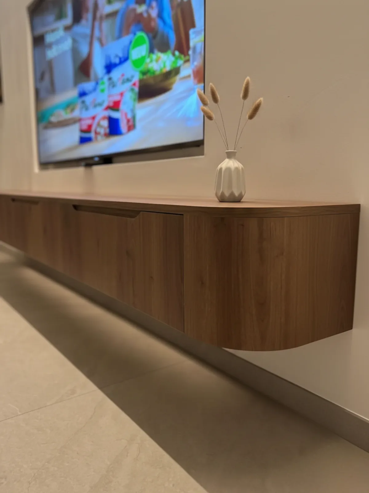 Miyoko tv-meubel walnoot – detail van de afgeronde hoek