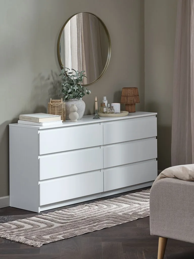 TANGE ladekast wit in een slaapkamer