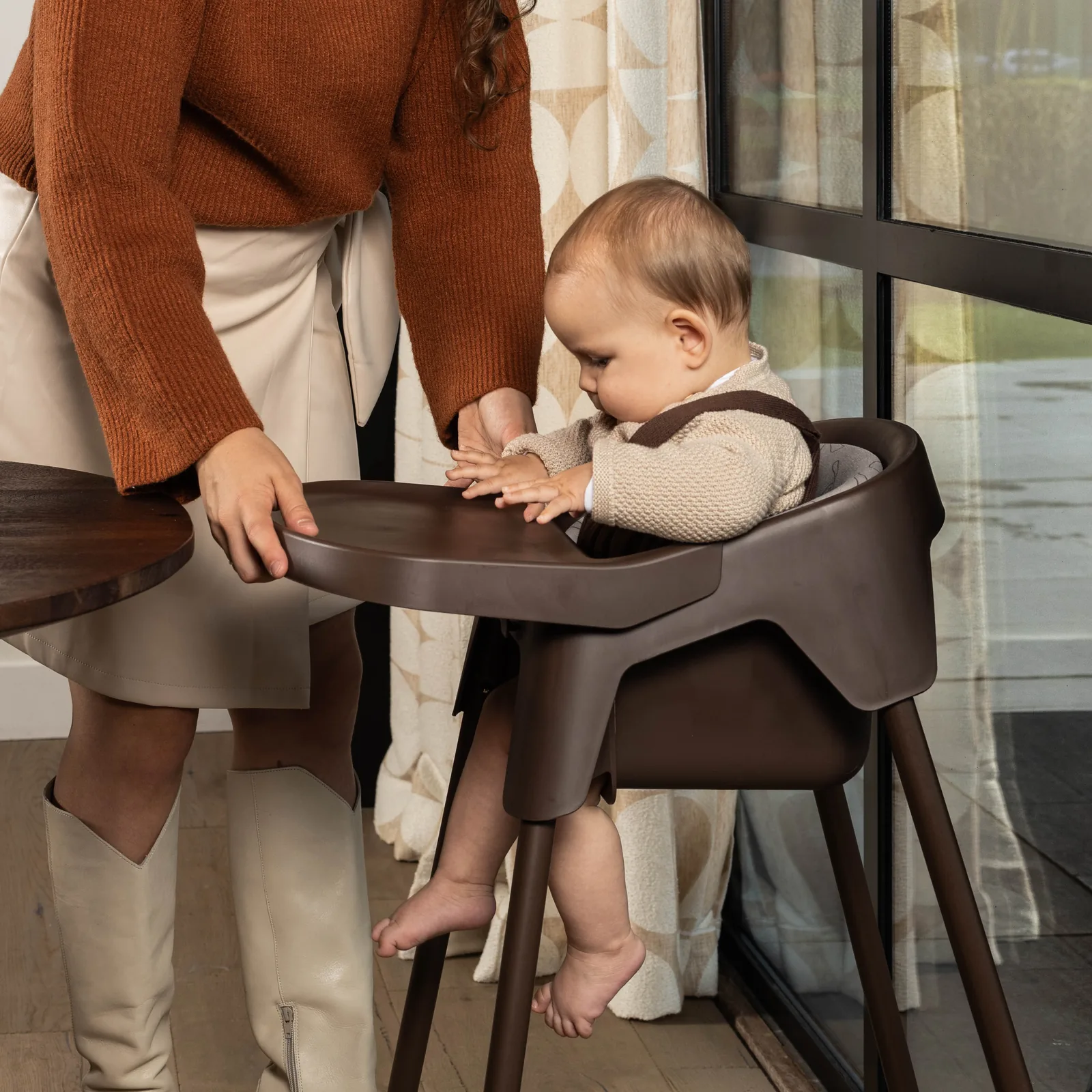 Stoohl kinderstoel Chocolate aan de eettafel