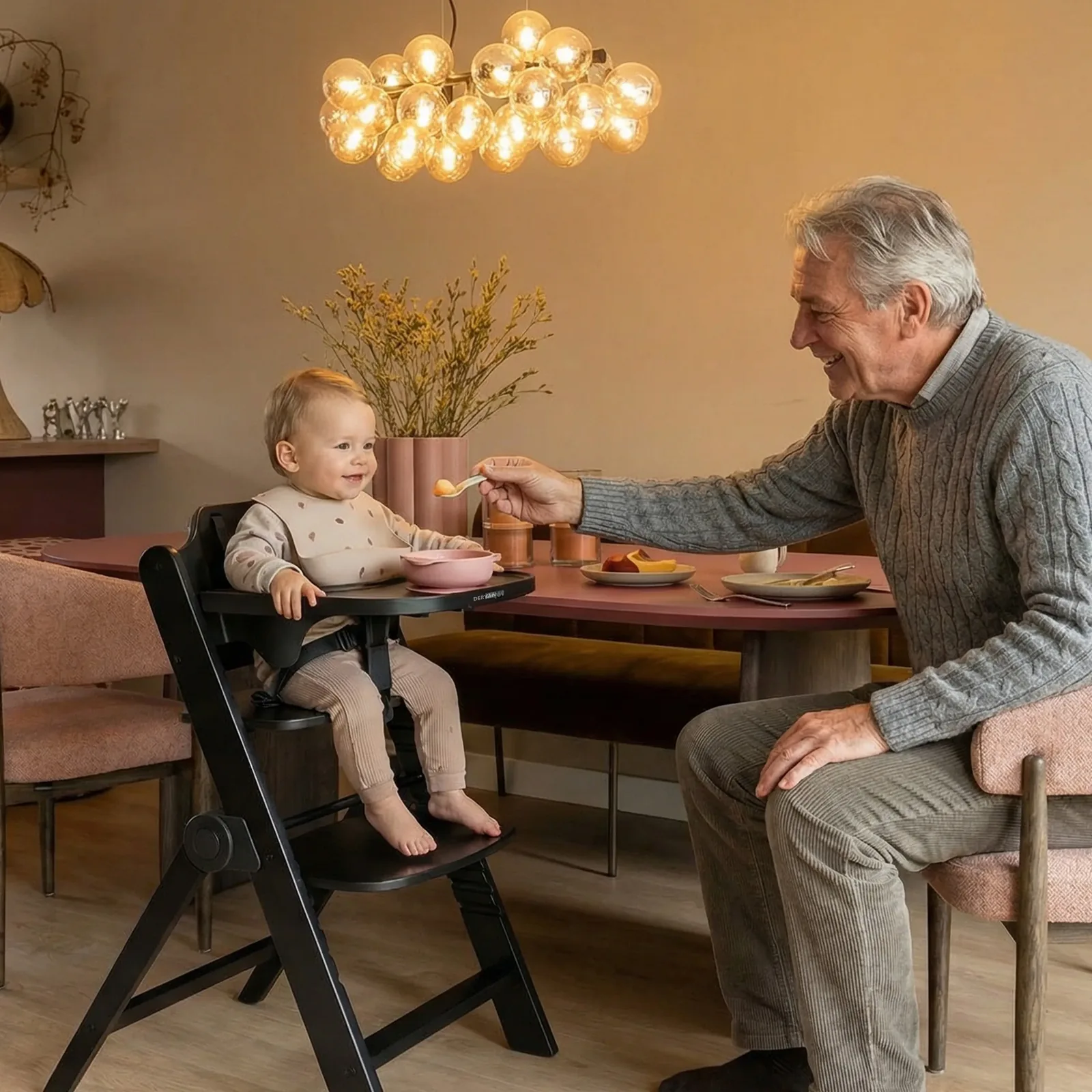 Odin meegroeistoel zwart – kind aan tafel met opa