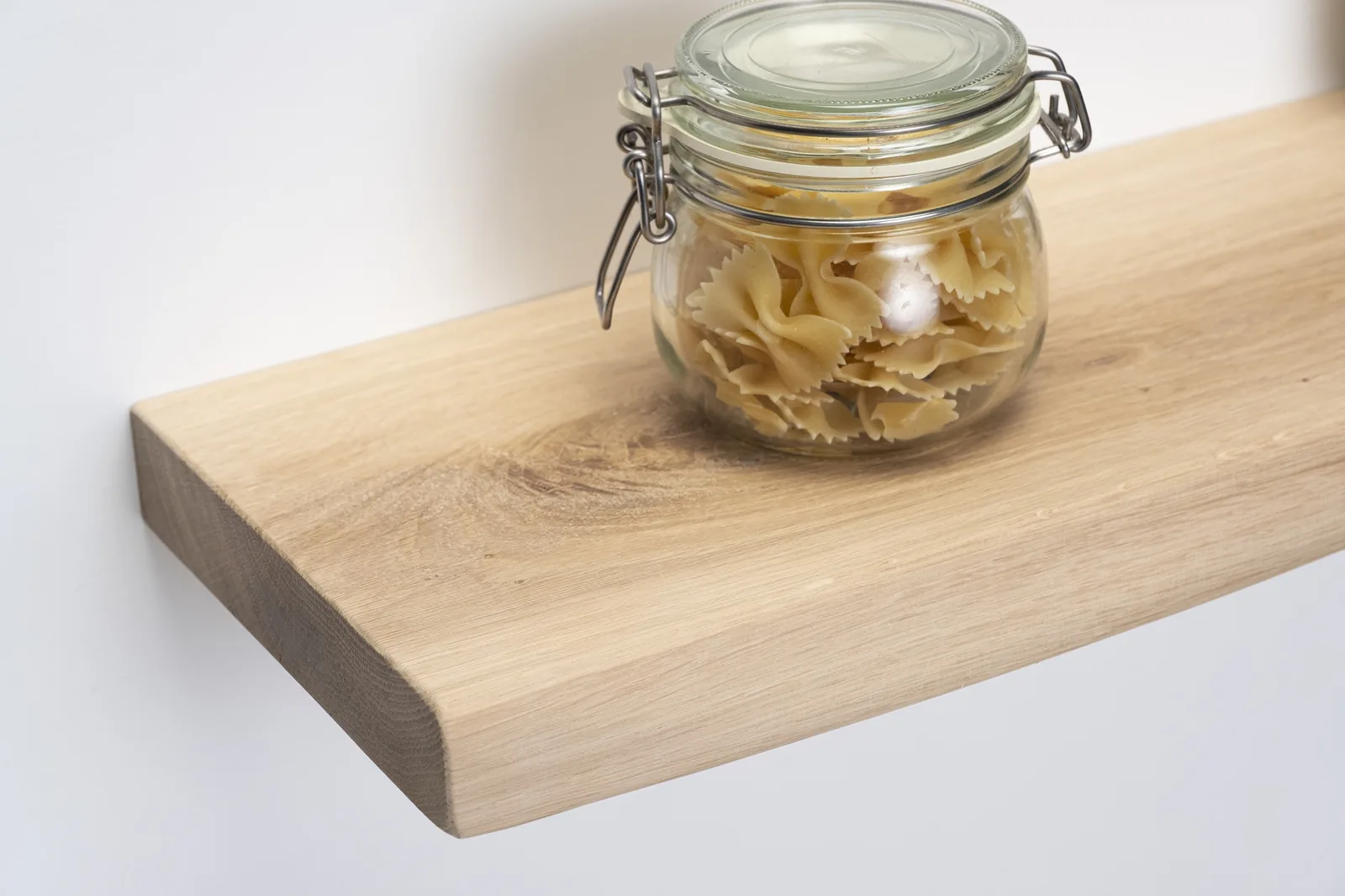 Eiken wandplank – close-up van de geleefde voorkant