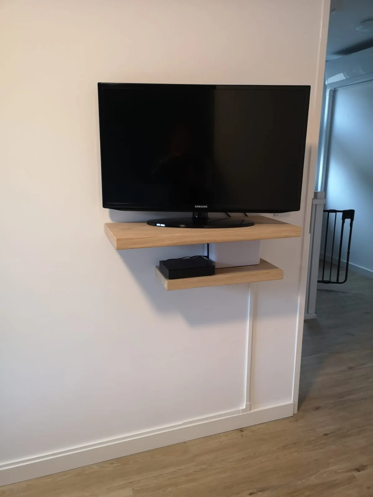 Eiken wandplanken onder een tv