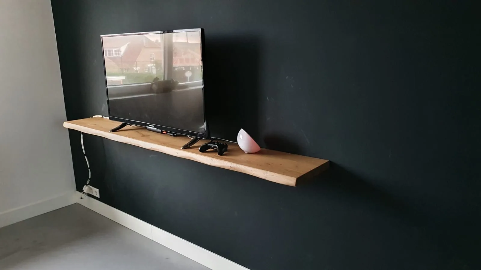 Eiken wandplank als zwevend tv-meubel