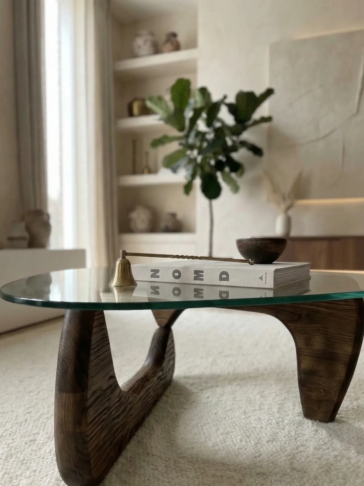 Organische salontafel walnoot – close-up van het houten onderstel